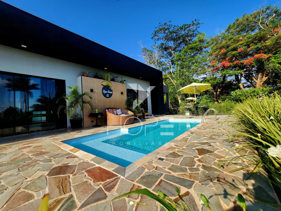 Seu Paraíso Particular: Chácara de Alto Padrão na Riviera do Poente