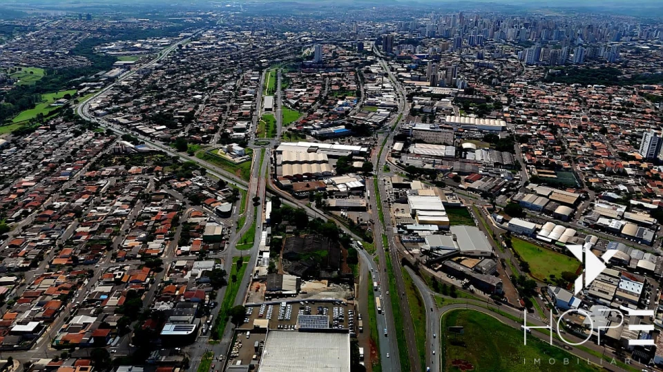 AMPLO BARRACÃO COMERCIAL DE 700 m² AS MARGENS DA AVENIDA TIRADENTES