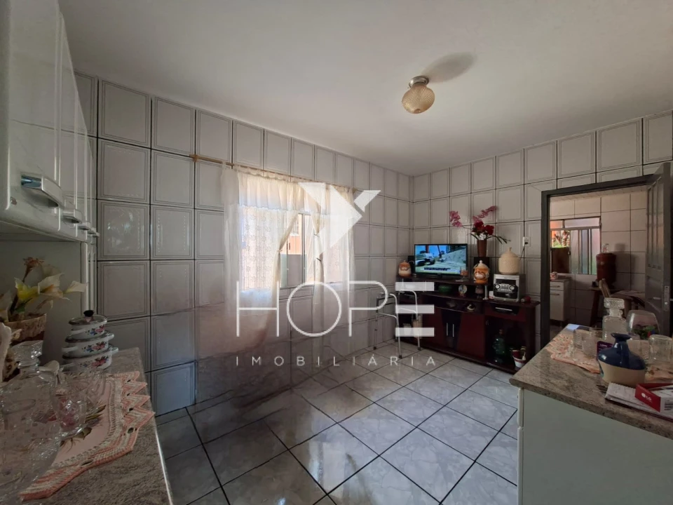 Casa à venda com edícula e terreno amplo no Jardim Silvino – Cambé/PR