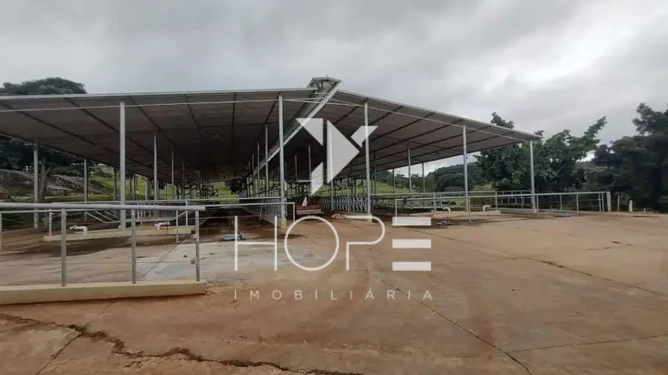 Fazenda à venda – 51 alqueires – Estrutura completa para pecuária leiteira – Angatuba/SP