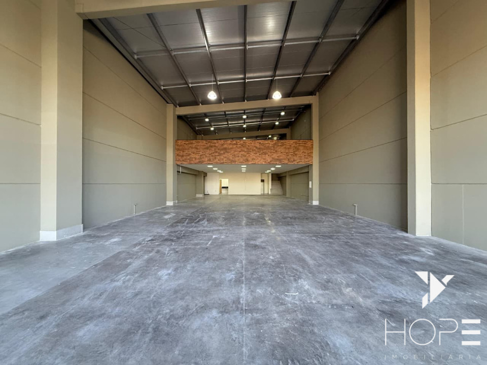 Ponto Estratégico! Galpão de 600m² + Mezanino na Av. São João com Alta Visibilidade
