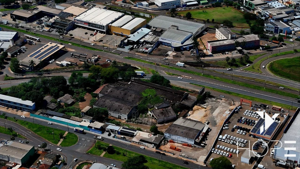 AMPLO BARRACÃO COMERCIAL DE 700 m² AS MARGENS DA AVENIDA TIRADENTES