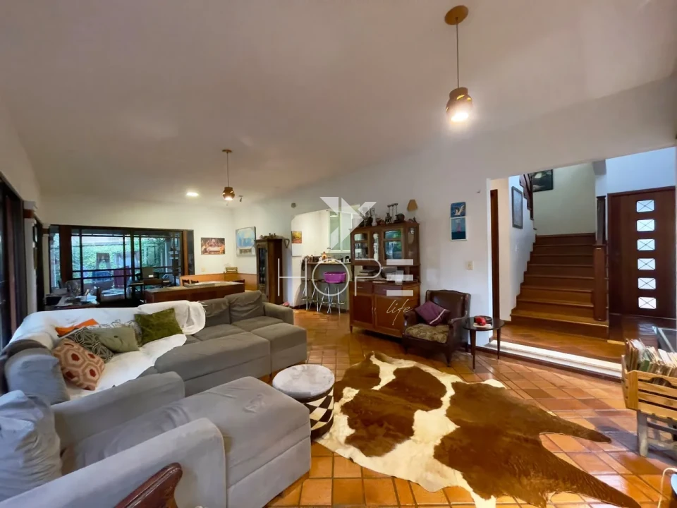 Imagens do imóveis Sobrado à Venda com Piscina – 301m² – 3 Quartos (1 Suíte) – Tucano – Zona Sul – Londrina/PR