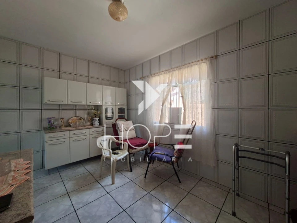 Casa à venda com edícula e terreno amplo no Jardim Silvino – Cambé/PR