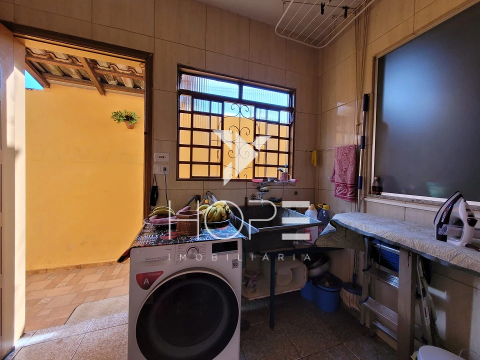 Casa com edícula à venda – 3 quartos (1 suíte) – Bairro Coliseu – Londrina/PR