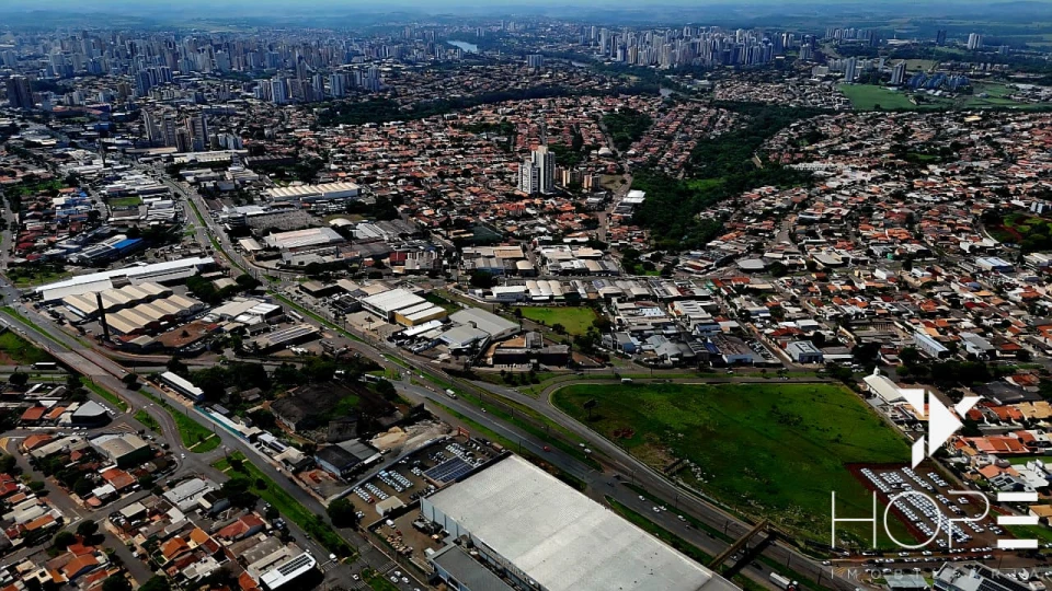 AMPLO BARRACÃO COMERCIAL DE 700 m² AS MARGENS DA AVENIDA TIRADENTES