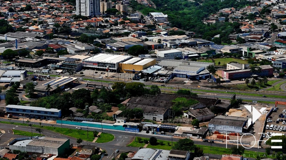 AMPLO BARRACÃO COMERCIAL DE 700 m² AS MARGENS DA AVENIDA TIRADENTES