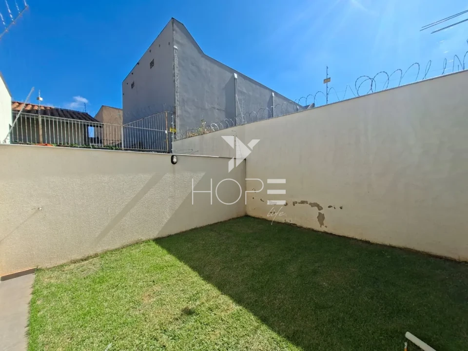 Casa geminada à venda com 73m² - 2 quartos - 1 banheiro - 1 Vaga - Jardim Padovani - Londrina PR