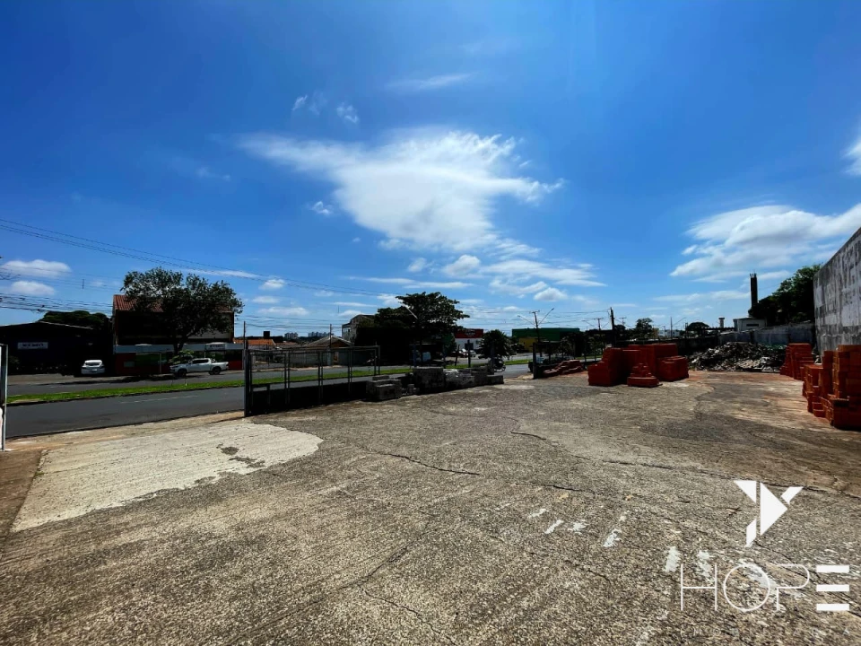 AMPLO BARRACÃO COMERCIAL DE 700 m² AS MARGENS DA AVENIDA TIRADENTES