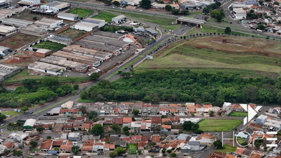 CASA COM TERRENO DE 600 m²  PROXIMO AO ESTADIO DO CAFÉ