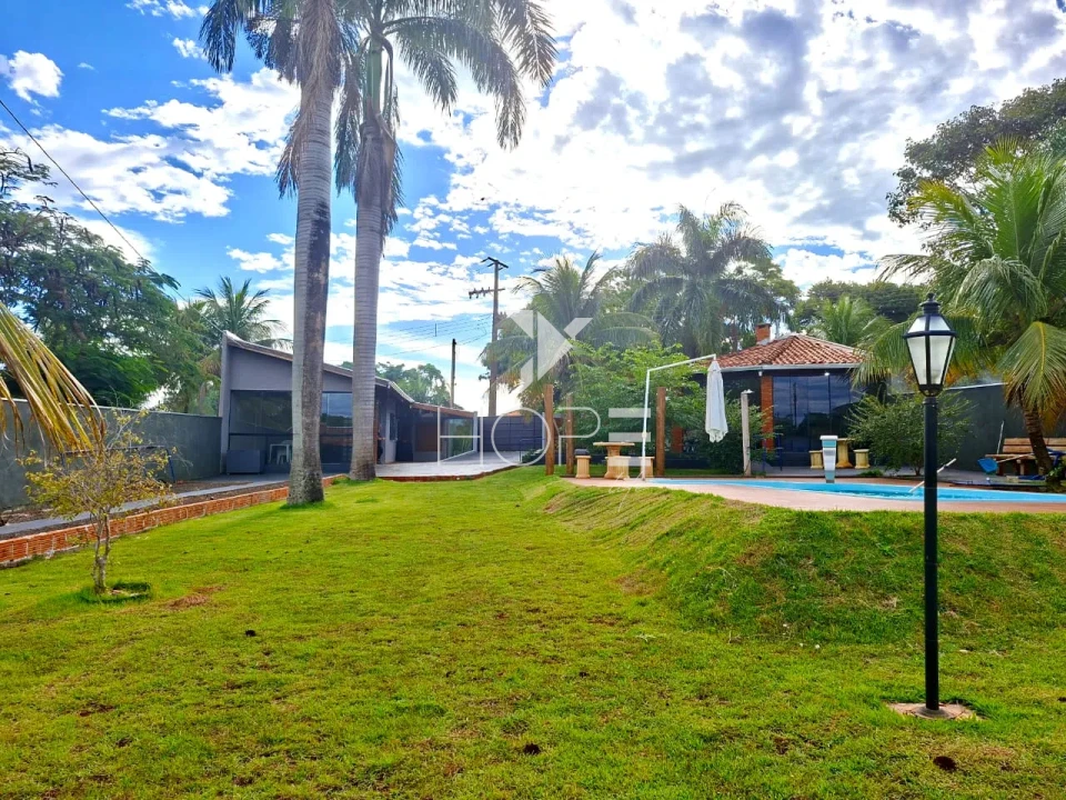 Imagens do imóveis Chácara molhada à venda com 1.872 m² - 1 quarto - piscina - salão de festas - Alvorada do Sul PR