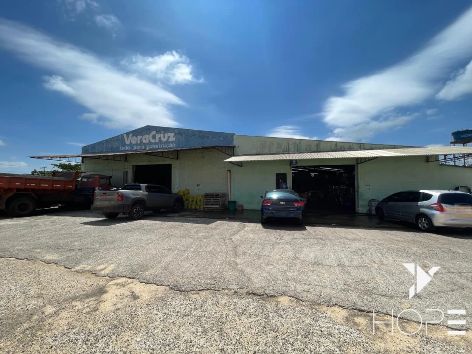 AMPLO BARRACÃO COMERCIAL DE 700 m² AS MARGENS DA AVENIDA TIRADENTES