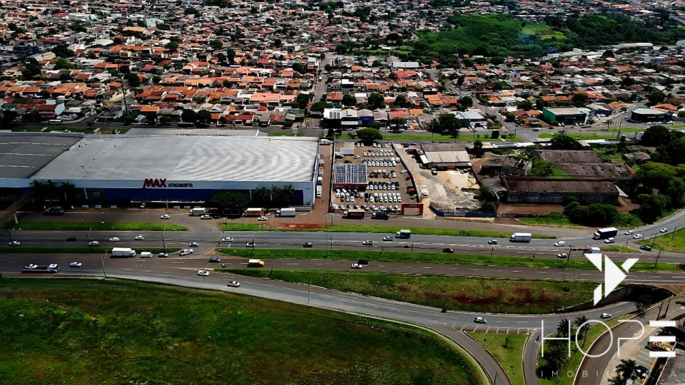 AMPLO BARRACÃO COMERCIAL DE 700 m² AS MARGENS DA AVENIDA TIRADENTES