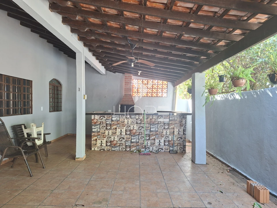 Imagens do imóveis Casa à venda ou LOCAÇÃO na Zona Leste de Londrina | 3 quartos, 1 suíte, 155m² e área de lazer com churrasqueira