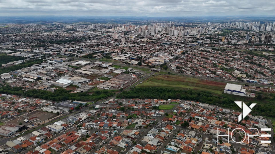 CASA COM TERRENO DE 600 m²  PROXIMO AO ESTADIO DO CAFÉ