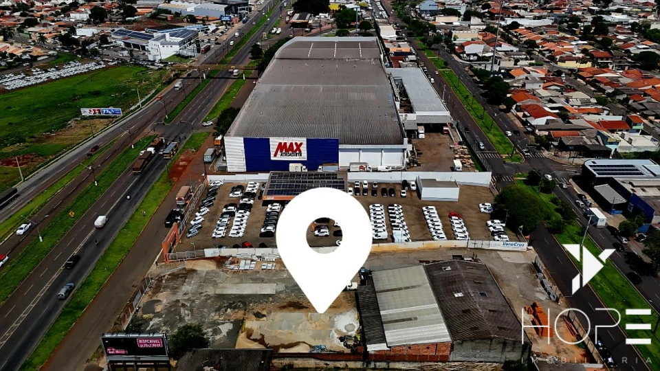 AMPLO BARRACÃO COMERCIAL DE 700 m² AS MARGENS DA AVENIDA TIRADENTES