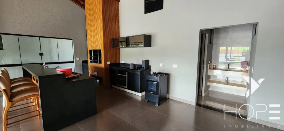 Chácara de Alto Padrão na Estrada do Limoeiro – 1.919 m² de Conforto e Natureza