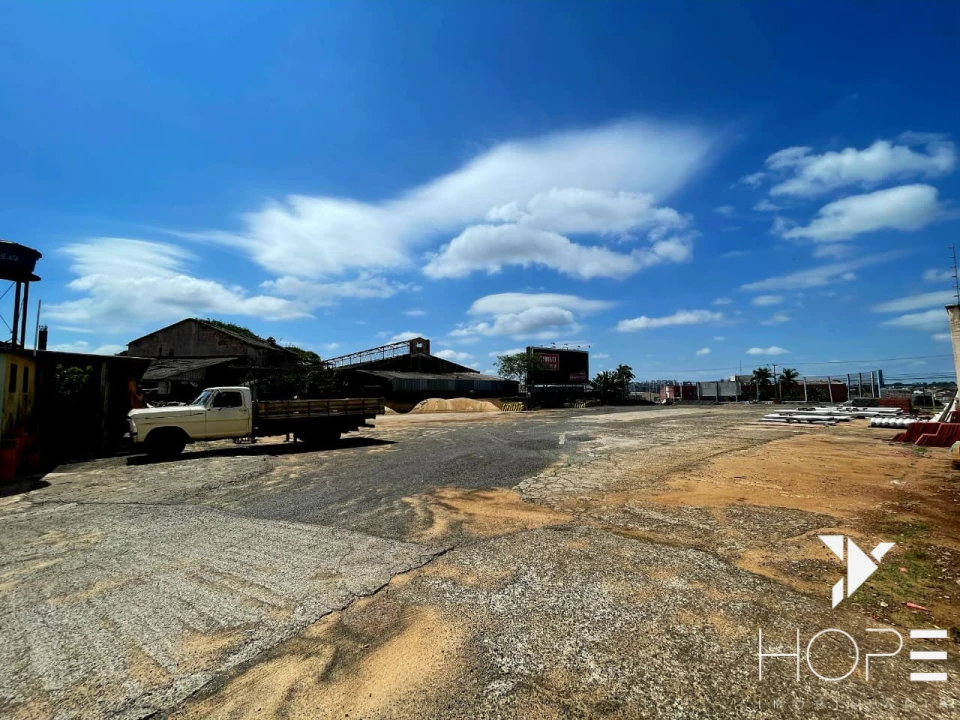 AMPLO BARRACÃO COMERCIAL DE 700 m² AS MARGENS DA AVENIDA TIRADENTES