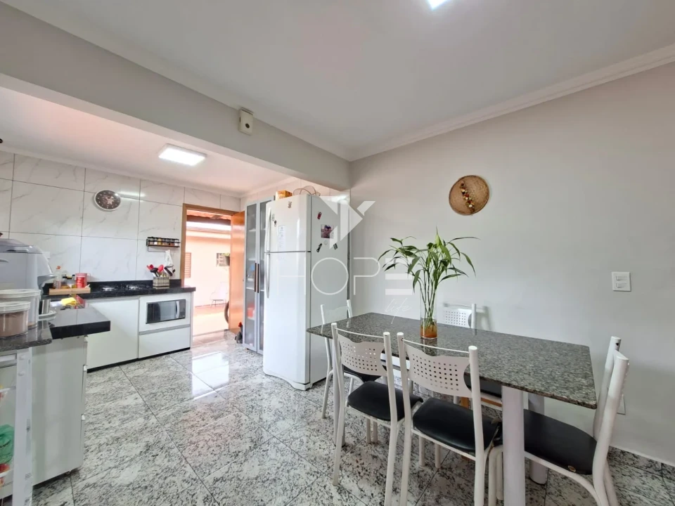 Imagens do imóveis Casa à venda com 190 m² - 4 quartos - 2 banheiros - edícula - 3 vagas - Zona Leste - Proximo ao Aeroporto - Londrina PR