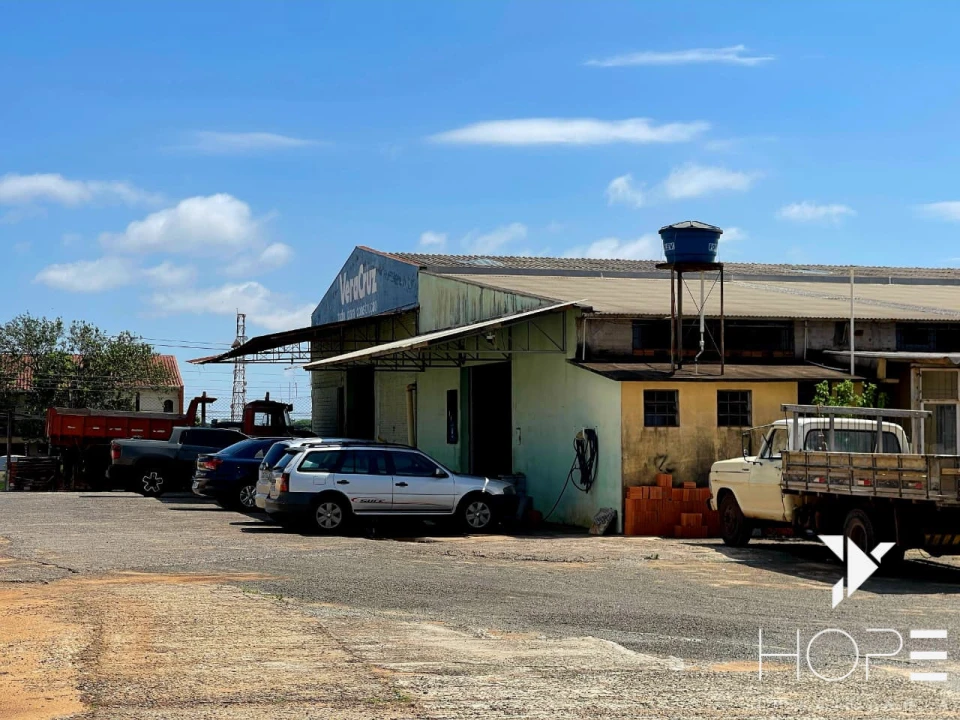 AMPLO BARRACÃO COMERCIAL DE 700 m² AS MARGENS DA AVENIDA TIRADENTES