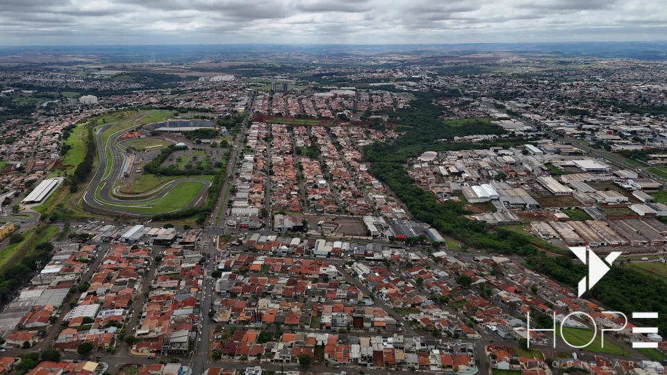 CASA COM TERRENO DE 600 m²  PROXIMO AO ESTADIO DO CAFÉ