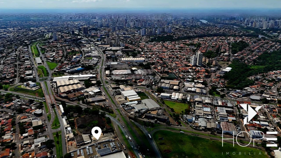 AMPLO BARRACÃO COMERCIAL DE 700 m² AS MARGENS DA AVENIDA TIRADENTES