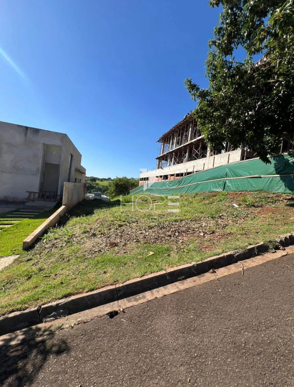 Imagens do imóveis Terreno à venda no Condomínio Royal Boulevard com 452 m² – Ibiporã/PR