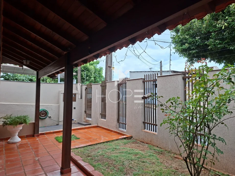 Imagens do imóveis Casa à venda com 190 m² - 4 quartos - 2 banheiros - edícula - 3 vagas - Zona Leste - Proximo ao Aeroporto - Londrina PR