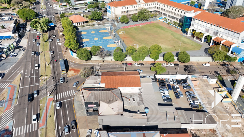 Imagens do imóveis Invista em Localização : Amplo espaço Comercial de 2.000 m² para Demolição ou Novo Projeto