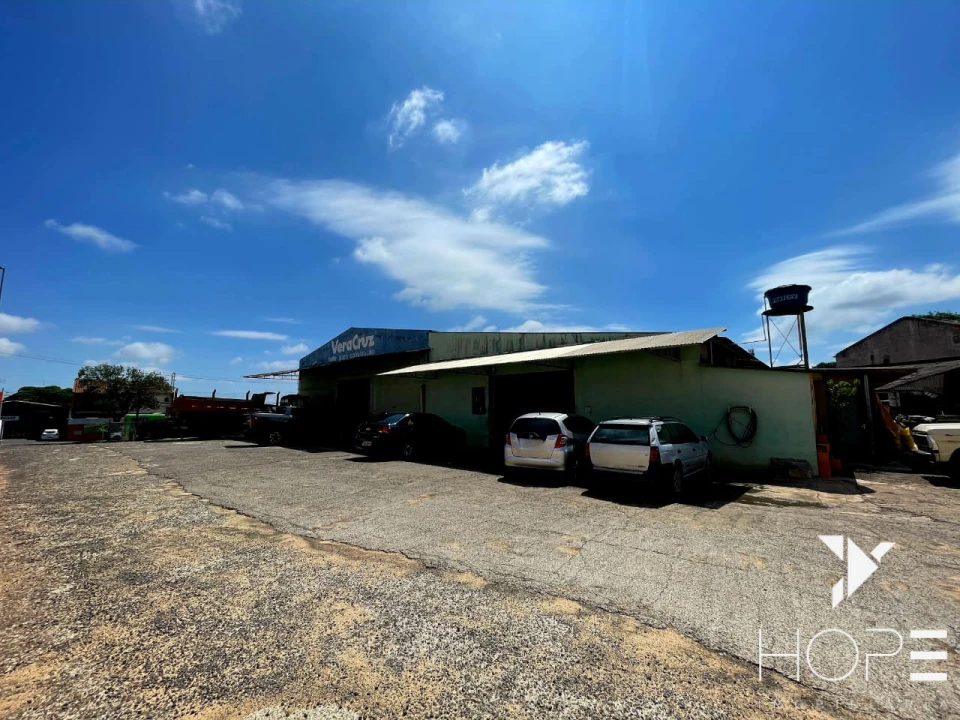 AMPLO BARRACÃO COMERCIAL DE 700 m² AS MARGENS DA AVENIDA TIRADENTES