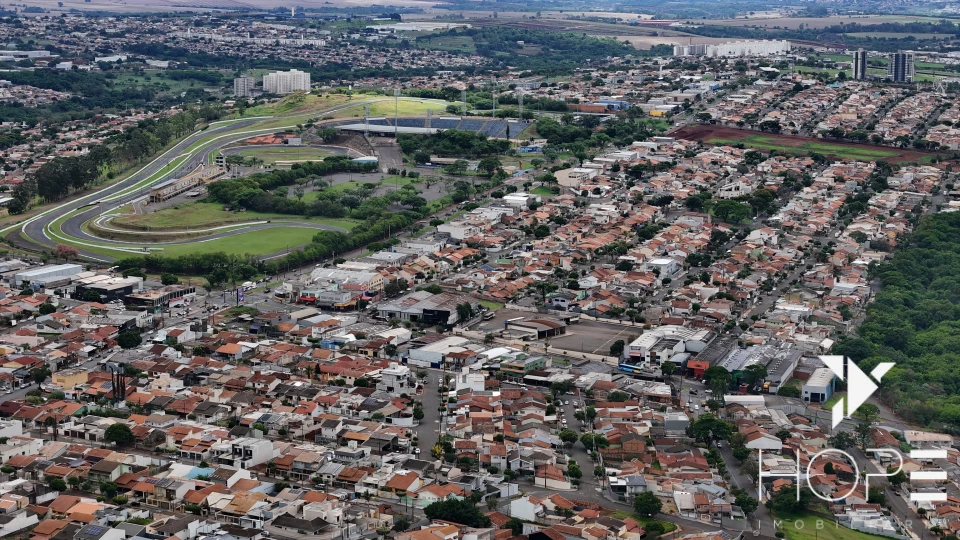 CASA COM TERRENO DE 600 m²  PROXIMO AO ESTADIO DO CAFÉ