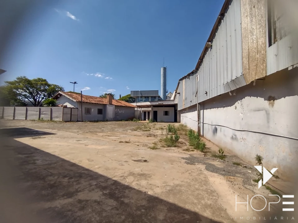 Barracão com 500m² + 1.000m² de pátio – Arthur Thomas / Tiradentes
