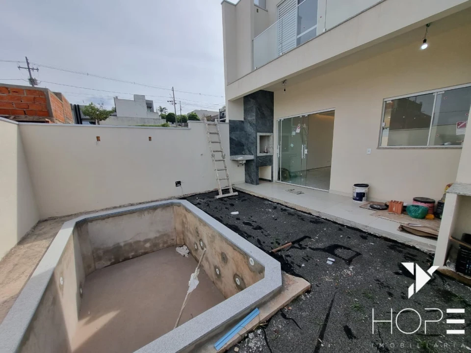 Imagens do imóveis Elegância e Lazer: Sobrado com Piscina no Condomínio Morada das Flores – Cambé