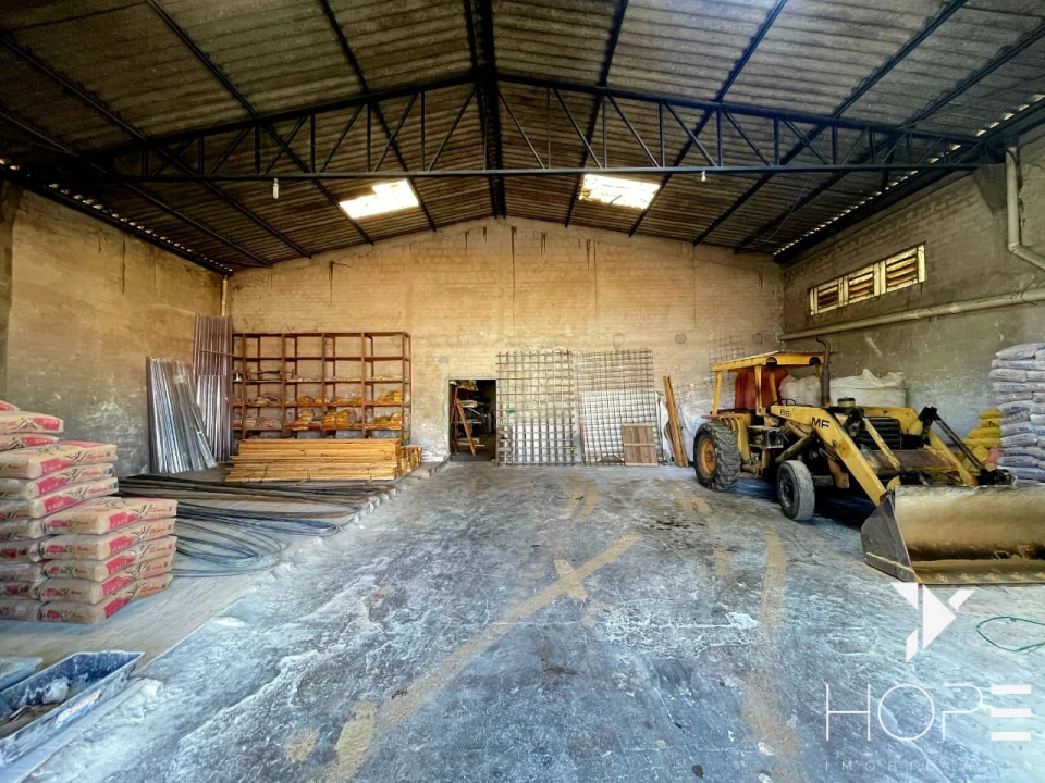 AMPLO BARRACÃO COMERCIAL DE 700 m² AS MARGENS DA AVENIDA TIRADENTES