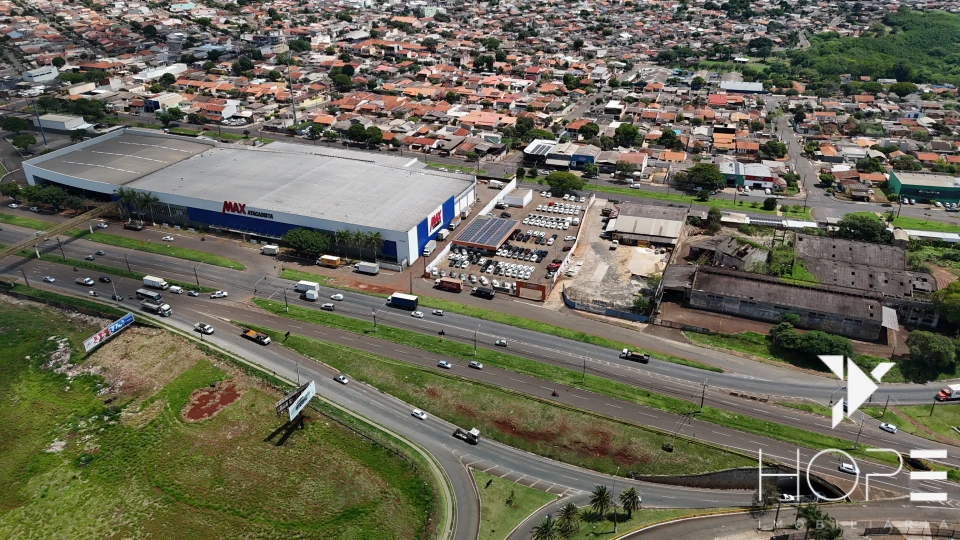 AMPLO BARRACÃO COMERCIAL DE 700 m² AS MARGENS DA AVENIDA TIRADENTES