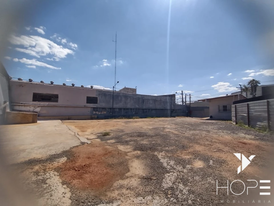 Barracão com 500m² + 1.000m² de pátio – Arthur Thomas / Tiradentes