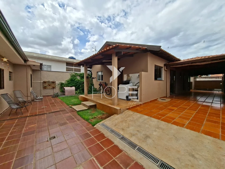 Imagens do imóveis Casa à venda com 190 m² - 4 quartos - 2 banheiros - edícula - 3 vagas - Zona Leste - Proximo ao Aeroporto - Londrina PR