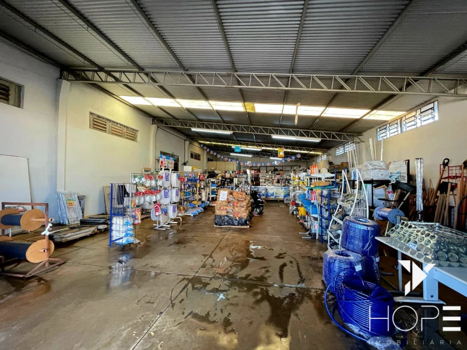 AMPLO BARRACÃO COMERCIAL DE 700 m² AS MARGENS DA AVENIDA TIRADENTES