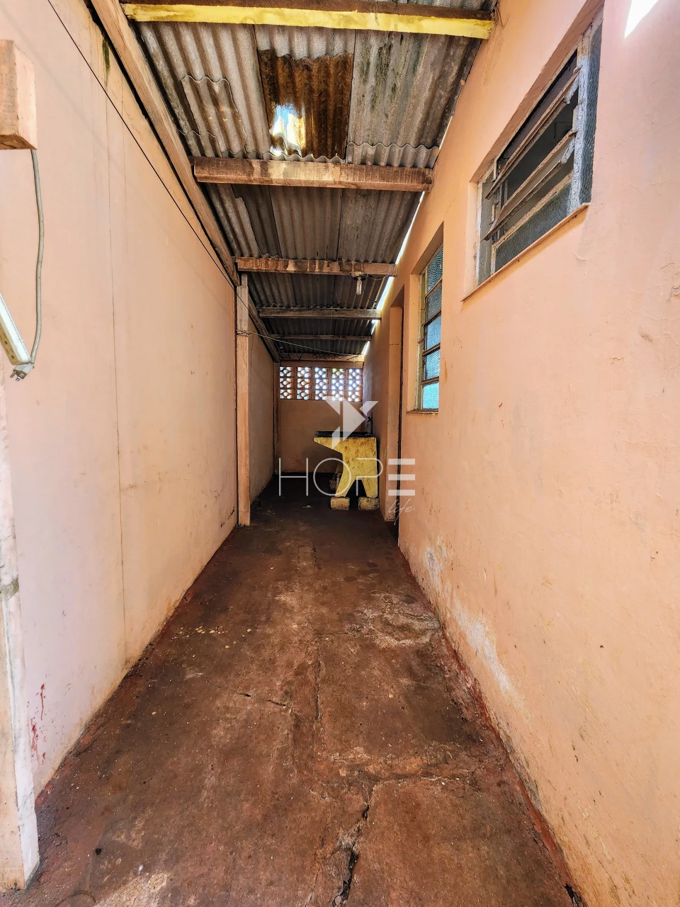 Imagens do imóveis Casa à venda com 250m² de terreno - 2 quartos - ideal para reforma ou demolição  - Zona leste Londrina PR