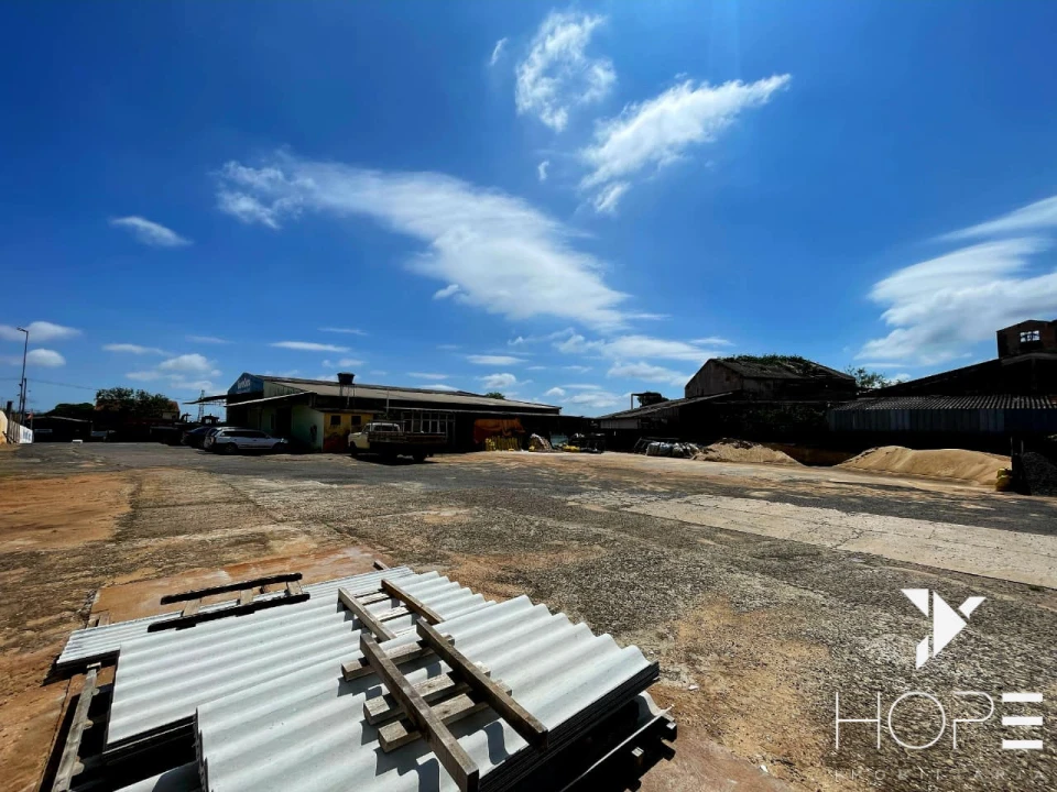 AMPLO BARRACÃO COMERCIAL DE 700 m² AS MARGENS DA AVENIDA TIRADENTES