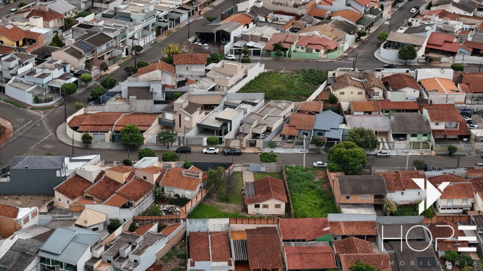 CASA COM TERRENO DE 600 m²  PROXIMO AO ESTADIO DO CAFÉ