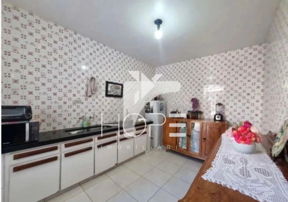 Casa à Venda – 167 m² – 4 Quartos (1 Suíte) – Petrópolis – Região Central – Londrina/PR