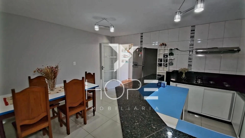 Sobrado à venda na Zona Norte de Londrina – 3 quartos