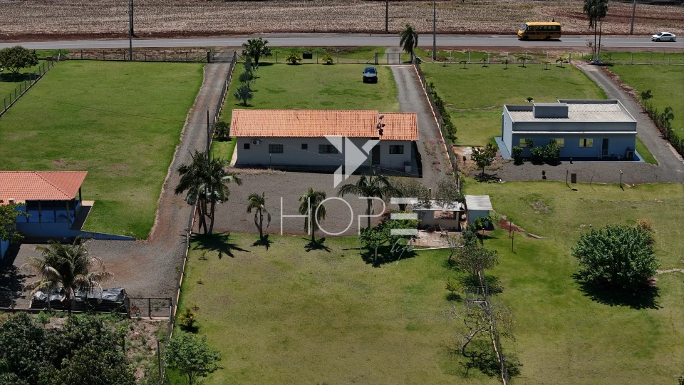 Imagens do imóveis Chácara à venda com 10.278 m² - 3 quartos - 2 banheiros - Rodovia Engenheiro Ângelo Lopes - Ibiporã PR