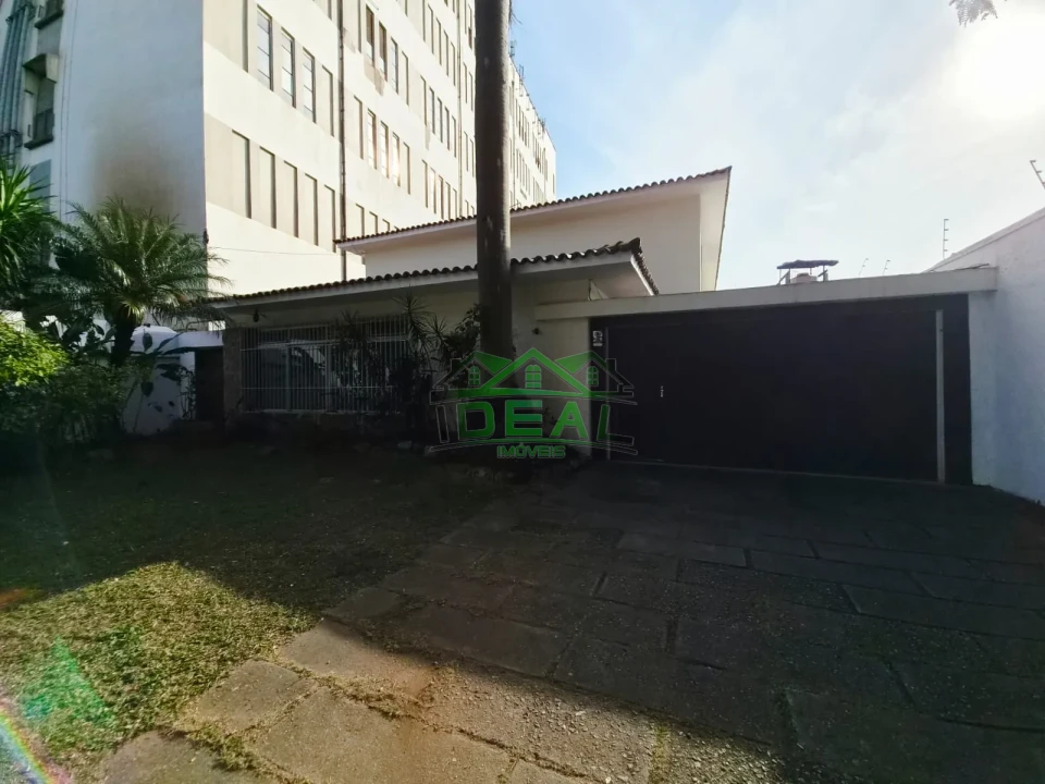Sobrado para Venda ou Locação-5 dormitórios sendo 3 suítes, 5 vagas de garagem.