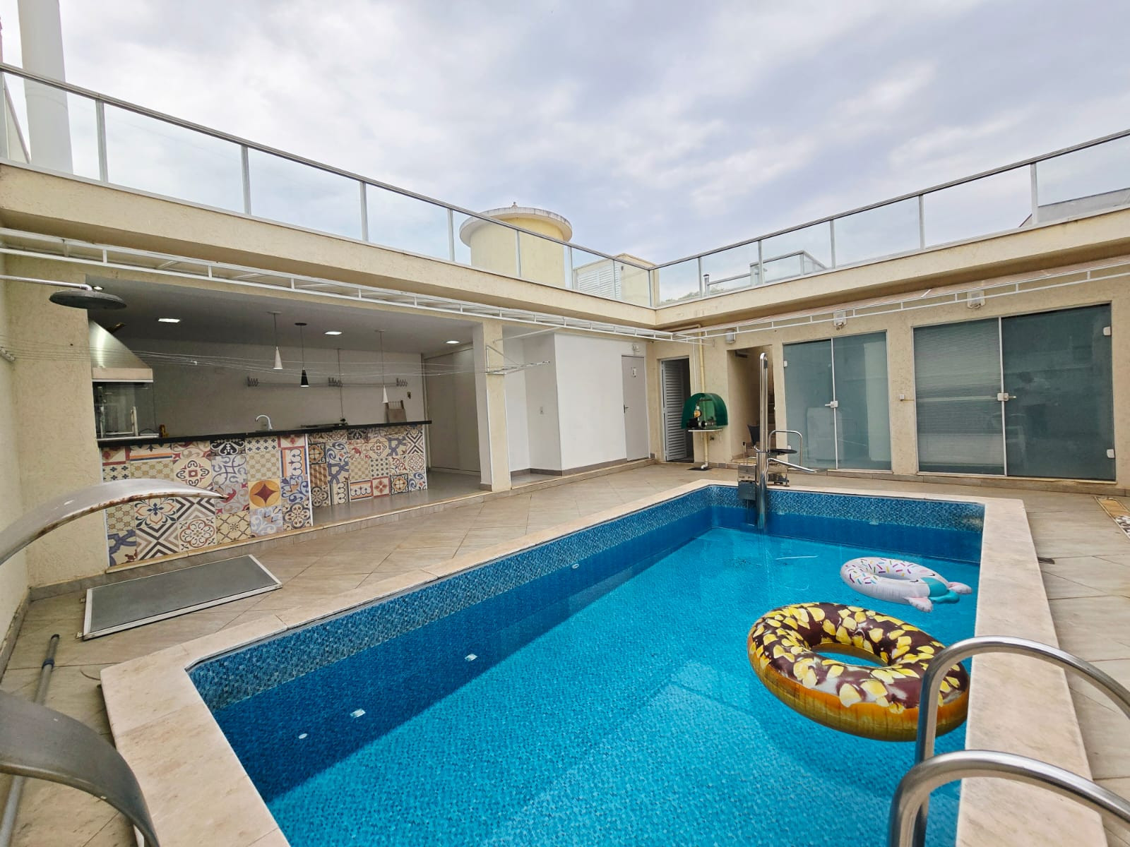 Casa Térrea Reformada na City Lapa, 4 Suítes, 6 Vagas, Piscina e Churrasqueira