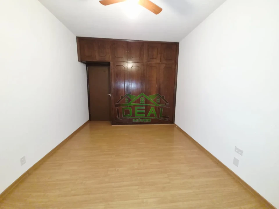 Sobrado para Venda ou Locação-5 dormitórios sendo 3 suítes, 5 vagas de garagem.