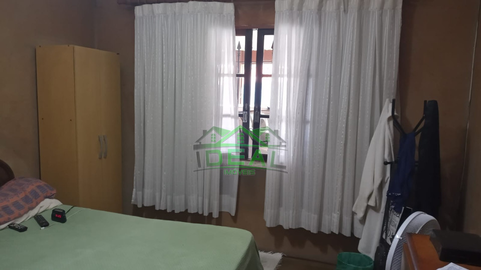 Casa térrea com 252m2 de terreno, com quintal amplo