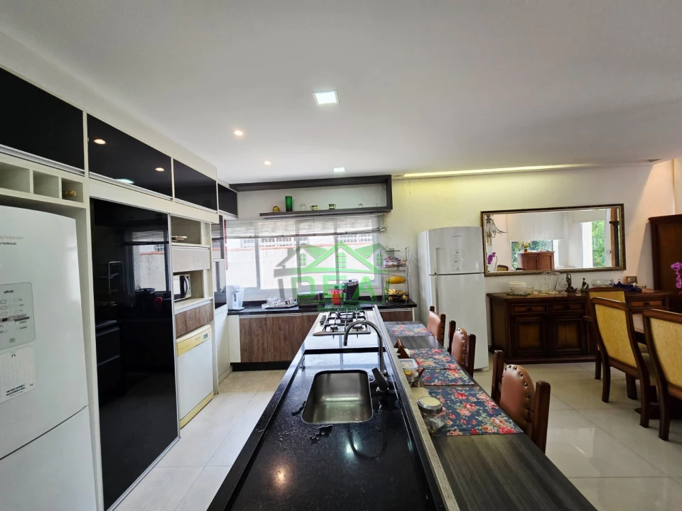 Casa Térrea Reformada na City Lapa, 4 Suítes, 6 Vagas, Piscina e Churrasqueira