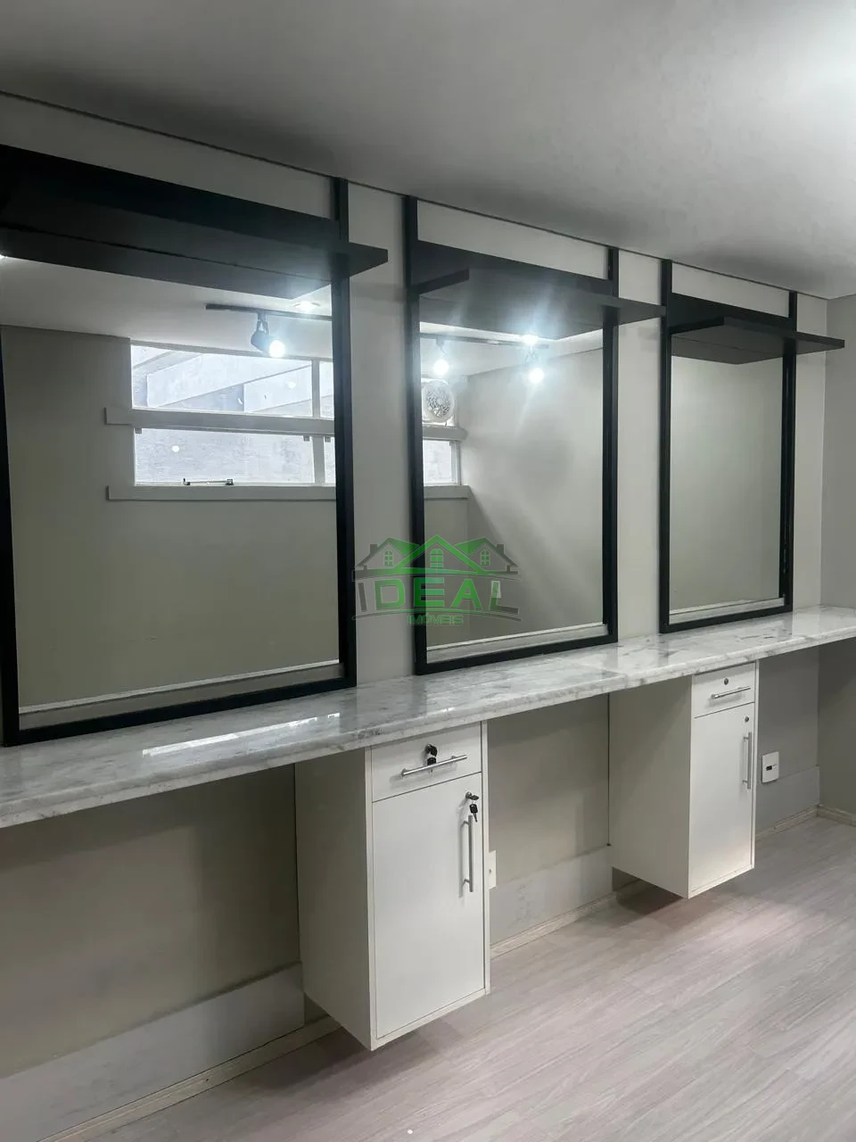 Sobrado Comercial de Alto Padrão | 425m², 19 Amplas Salas e 15 Vagas
